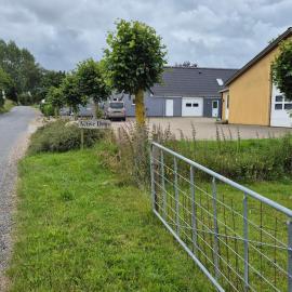Værelse, tv-stue og spiserum uden vand, ikke køkken, på første sal , eget badeværelse i stueetagen, hotel a Kværndrup