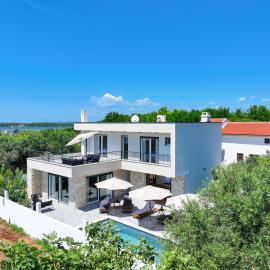 CROWONDER Villa Bura with Heated Swimming Pool and Jacuzzi