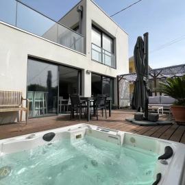 Viesnīca La Védasienne - Villa with Spa! pilsētā Senžandevedasa