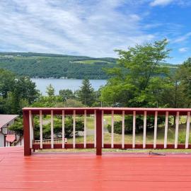 Keuka Lake Views and Hiking, hotel en Hammondsport