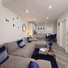 Abbey Corner by Nivaas 3-Located in the heart of the city centre-5 minute walk to train station-20 minutes to London via train
