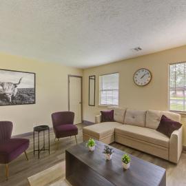 Indoor fireplace with patio and Pool Table: Beaumont şehrinde bir otel
