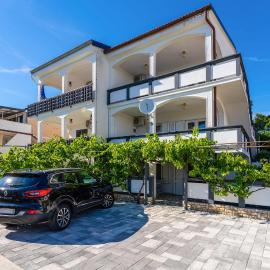 2 Bedroom Beach Front Apartment In Rtina