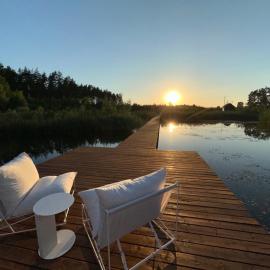 Domek nad stawem, hotel en Wyszomierz Wielki