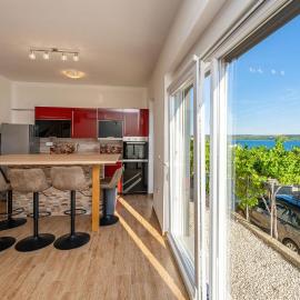 2 Bedroom Beach Front Apartment In Rtina