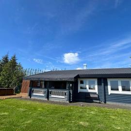 Luxury cottage located in the Golden Circle, mountain view!, hotel in Laugarvatn