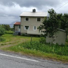Feriehus med utsikt mot fjellet Hoven، فندق في Smedvik