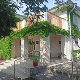 Dom v Záhrade, hotel a Podhájska