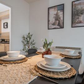 3-Bed Serviced Apt near M62, Leeds - Ideal for Up to 6 Guests - Long Stay Options - Free Parking and Wifi