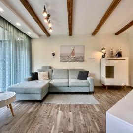 LAKE MOMENTS - Ruby Garden Apartment, hotel in Balatonszemes