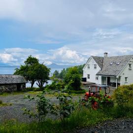 Fjord house with a private bay, boats and sauna!, hotel Etnesjøen városában