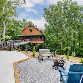 Gold Peak Treehouse Near Helen, Georgia, hotel en Cornelia