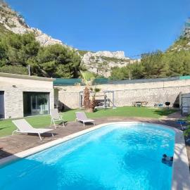 Villa avec Piscine Privée Parc des Calanques 15min Vélodrome, hotel in Marseille