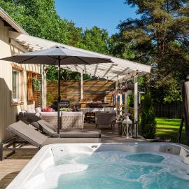 Villa Metsämarkku - jacuzzi & sauna, hotell i Björneborg