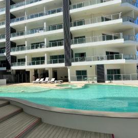 Modern unit, Pool, Gym, kitchen & CBD location