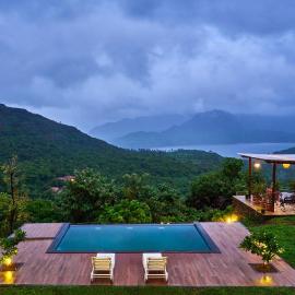 Waterfront Villa with Infinity Pool & BBQ Grill at Pune by StayVista, hotel v destinaci Mulshi