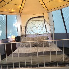 Camping Au Lac Du Drennec Glamping Tent, hotell i Commana