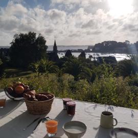 Maison vue mer face à Bréhat - plage à 100 m、プルバスラネックのホテル