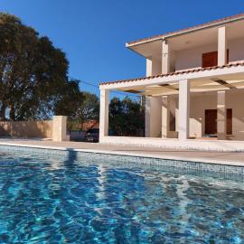 Charmy Luna Retreat with Private Heated Pool, Hotel in Gustirna