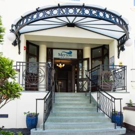 Merton Hotel, hotel em St. Saviour