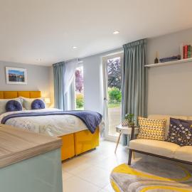 Stylish Studio-Walk to Windsor/Eton/Thames with Car Park, hotel in Datchet