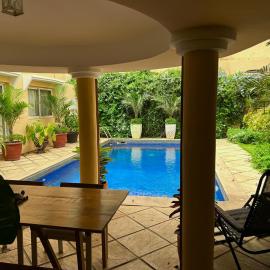 Two bedroom villa with private swimming pool and garden in Almadies, khách sạn ở Dakar