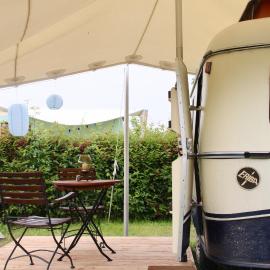 Oma Edda - Glamping in kultigem Wohnwagen auf Camping Seeblick, hotel in Neustadt in Holstein