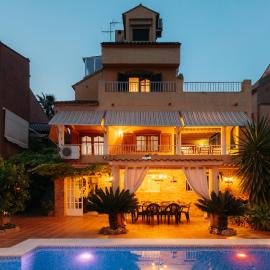 chalet, villa rodeada de naturaleza piscina a doce klm de Valencia y 7 del aeropuerto โรงแรมในบาเลนเซีย