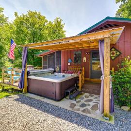 Bryson City Home w/ Deck ~ 1 Mi to Fontana Lake, hotel v destinaci Bryson City