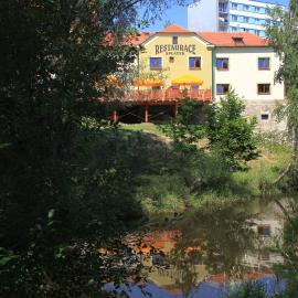 Hotel s restaurací Splávek โรงแรมในสตราคอนนิส
