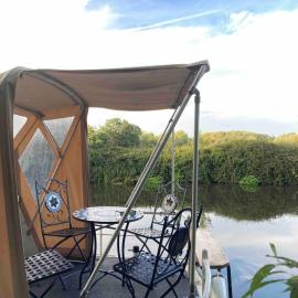 Dutch Cruiser Ship on a Tranquil Secluded River, hotelli kohteessa Tonbridge