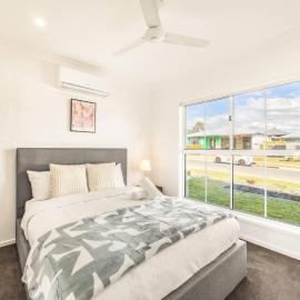 Modern Family Retreat in Premier GreenbankLocation, Hotel in Springfield Lakes