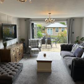 Modern 2 Bedroom House Spacious Large Garden, hotel in Westbury