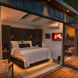 Glamping cabin with private deck and hot tub!, hotel in Guntersville