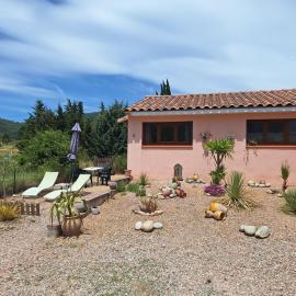 " LE FARE exotique des terres rouges avec piscine dans L 'AUDE