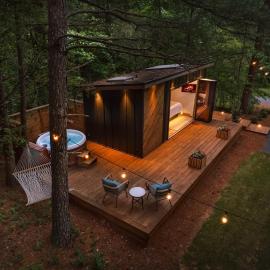 Glamping cottage with glass front and hot tub!, hotel in Guntersville
