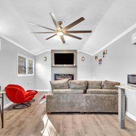 Spacious King Cottage-Mins from Downtown, hotel u gradu Atins