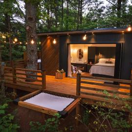 Luxury tiny cottage with deck hammock and hot tub!