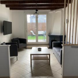 Viesnīca Belle maison avec grande terasse à 10 minutes en train de Paris centre et 6 min à pied de la gare et du centre ville pilsētā Kolomba