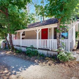 Walk to Town! Dog-Friendly Quincy Getaway w/ Deck, hotel in Quincy