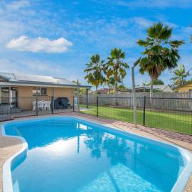 Entire Family Home with private pool, hotel in Townsville