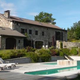 Demeure de 1850 avec piscine chauffée, hotelli kohteessa Le Chambon-sur-Lignon