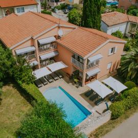 Villa Danex، فندق في أوماغ