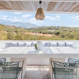 Selena Seaview Villa، فندق في Sísion