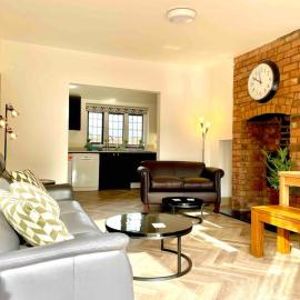 Modern city 3 bedroom bungalow with parking, hotel in Henwick