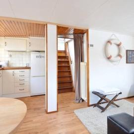 Houseboat Captain's Quarters in Harbour Amsterdam, hôtel à Amsterdam