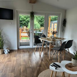 Tinyhouse Neila stilvolle & moderne Auszeit am See Natururlaub in Stuer, Mecklenburgische Seenplatte Klima, Grill, hotel v destinaci Stuer