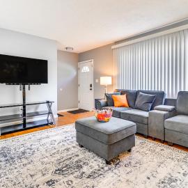 7 mins to DTW - Comfortable Inkster Home, Hotel in Inkster