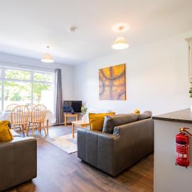 61 - Spacious Three Bed Apartment, Hotel in Galway