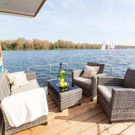 WOHLFÜHLBOOT Hausboot - Festlieger im Hafen Bad Saarow - WC an Bord, Dusche an Land, hotel v mestu Bad Saarow